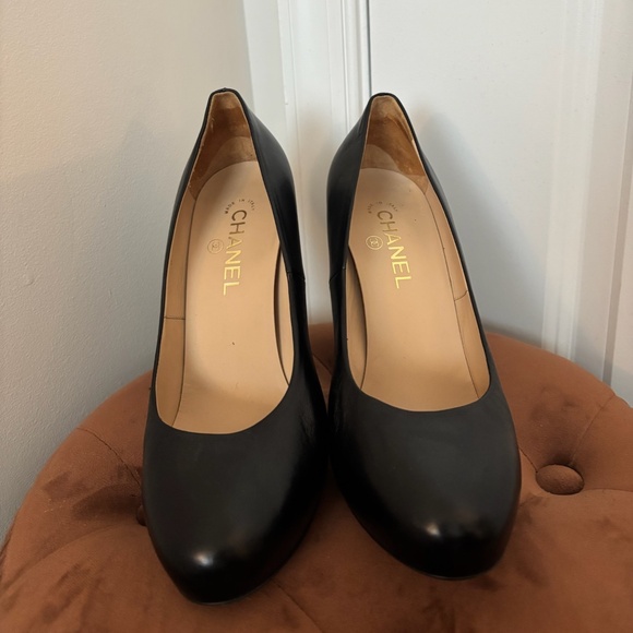 CHANEL LEATHER PUMPS IN BLACK - Picture 1 of 5